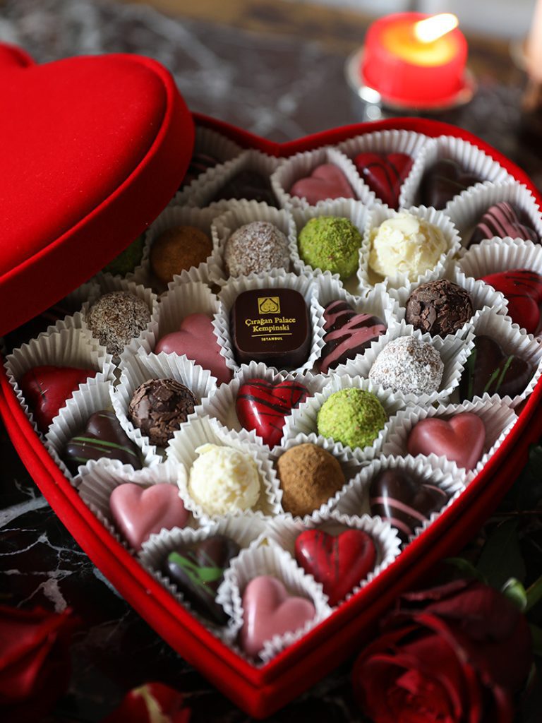 DUYGUSAL BİR HEDİYE ARAYANLARA KALPLİ KUTU İÇİNDE ÇİKOLATA