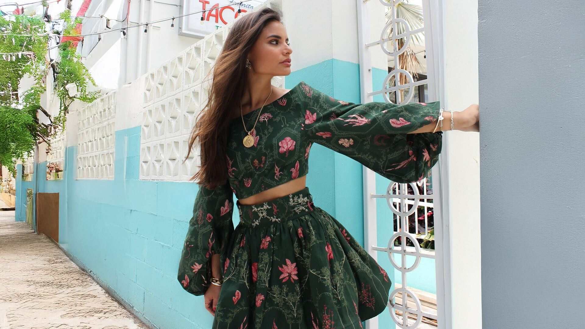 Yaz Kombinlerinin Vazgeçilmezi: Nakışlı Takım Modelleri