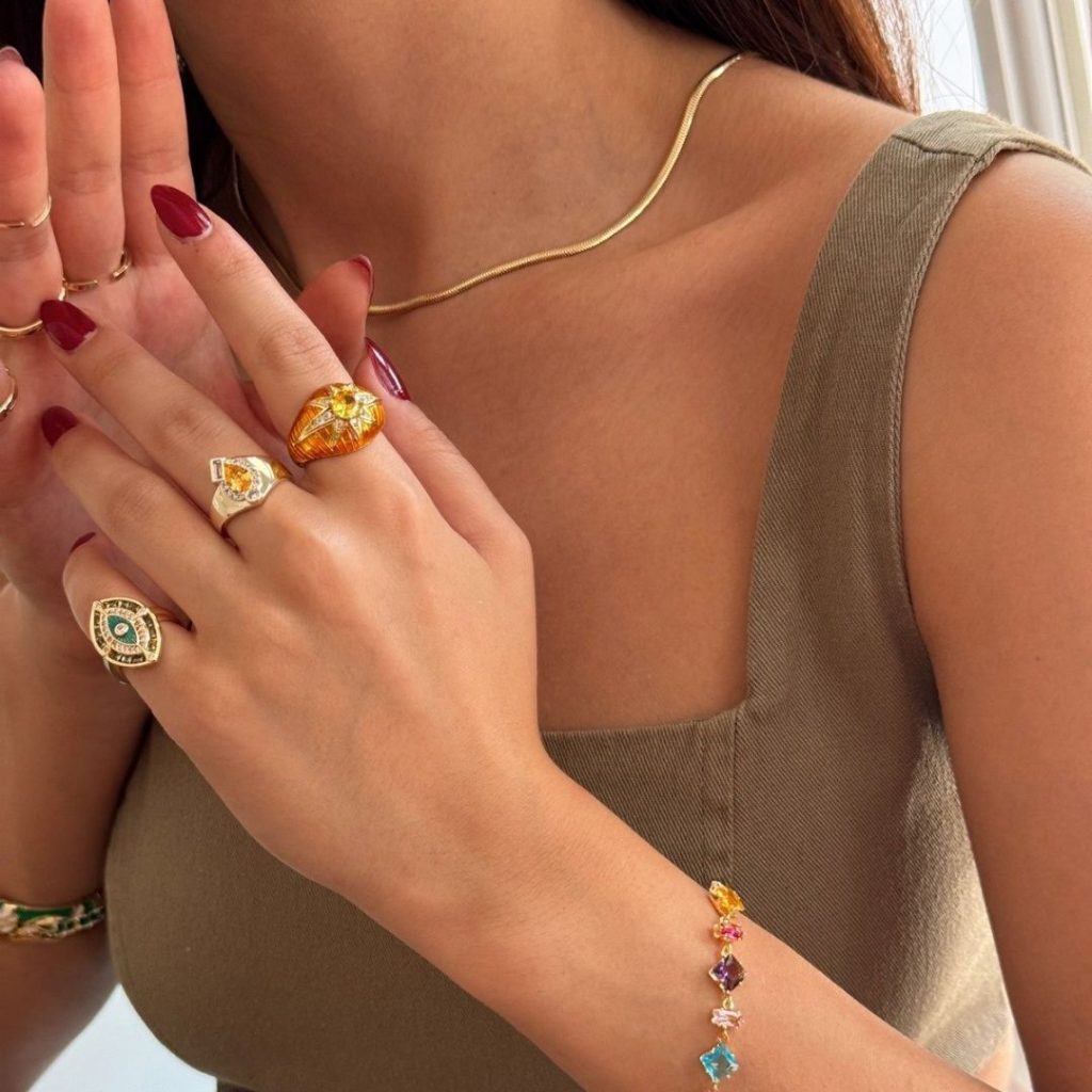 Altın Rengi Takılar Nasıl Kombinlenir?